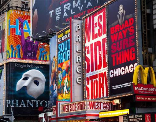 המחזות בברודווי שבמרכז מנהטן ממלאים אולמות פעם אחר פעם. את רוב המחזות אפשר ללמוד בארץ בבית ספר למשחק ענת ברזילי.