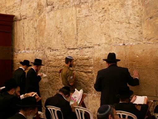 בדת היהודית קיים מושג הנקרא סמיכה לרבנות