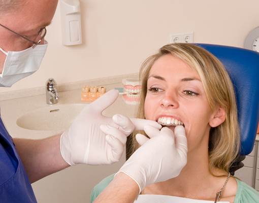 תפקיד סייעת רופא שיניים. מקצועיים ככל שיהיו, לרופאים יש סך הכל 2 ידיים