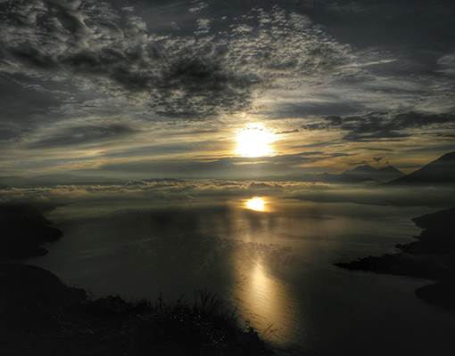 לצרוב את הזכרונות שלכם בסצינות מדהימות. זריחה מעל אגם אטיטלן, גוואטמלה | צילום: עופר אטלס